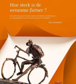 Hoe sterk is de eenzame fietser? Een onderzoek naar de relatie tussen individuele ontwikkeling en de toegankelijkheid van het onderwijsbestel in Nederland