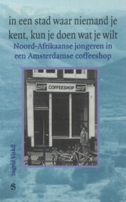 In een stad waar niemand je kent, kun je doen wat je wilt. Noord-Afrikaanse jongeren in een Amsterdamse coffeeshop