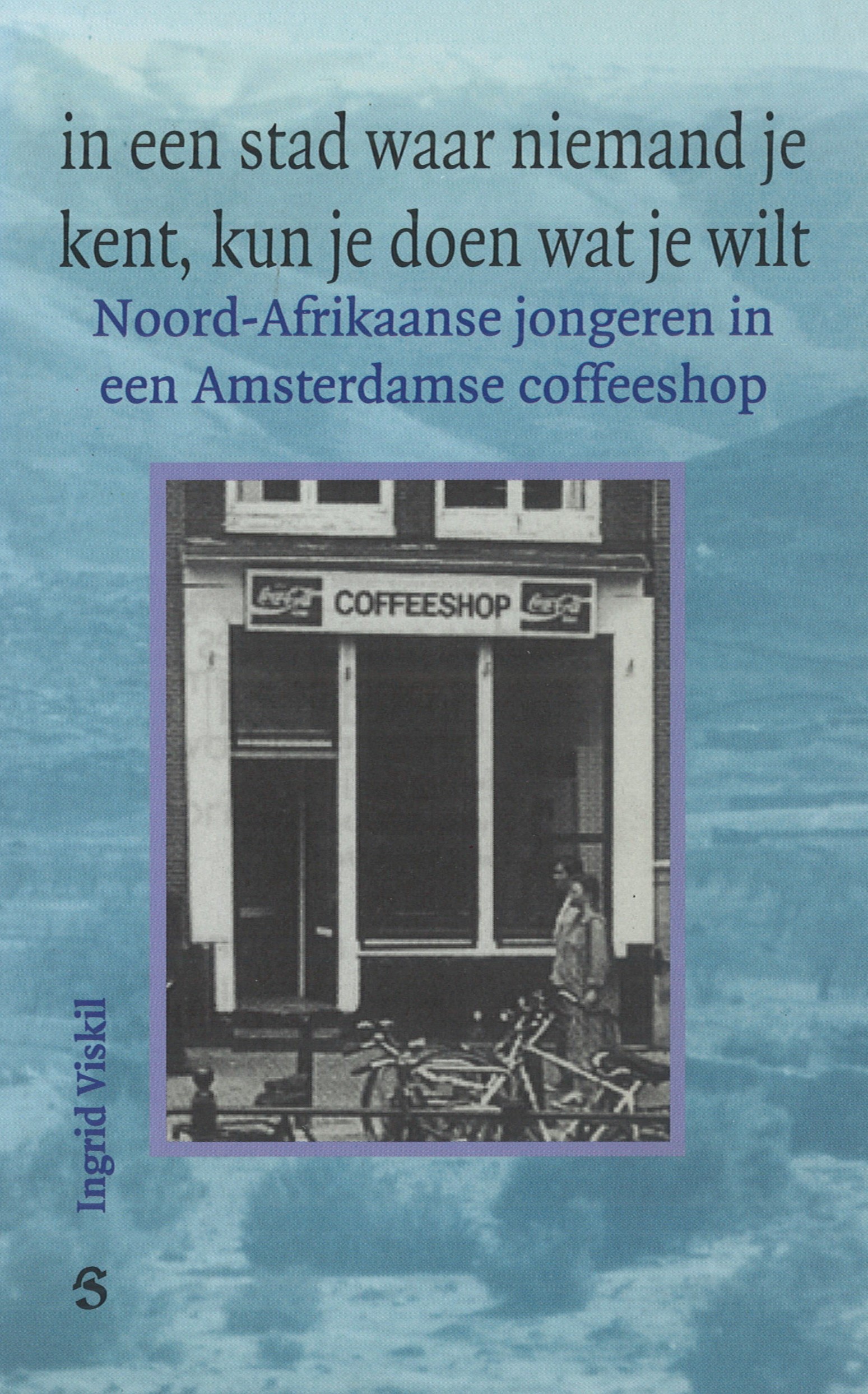 In een stad waar niemand je kent, kun je doen wat je wilt. Noord-Afrikaanse jongeren in een Amsterdamse coffeeshop